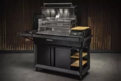 Holzpelletgrill Traeger Timberline XL INT, Schwarz | Ausstellungsstück 23 Holzpelletgrill Traeger Timberline XL INT, Schwarz | Ausstellungsstück -Geschäft Für Campingausrüstung Timberline XL 2021 Hero Angled 001 11 28679
