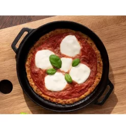 Ooni Gusseisenpfanne -Geschäft Für Campingausrüstung backen braten schmoren servieren ooni gusseisenpfanne mit holzservierbrett 1000 3 25104