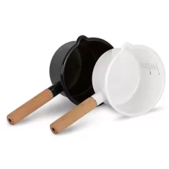 Petromax Emaille-Stieltopf, Schwarz, 1 Liter -Geschäft Für Campingausrüstung emaille stieltopf petromax schwarz und weiss erhaeltlich holzgriff skala topfinnenseite campinggeschirr 1000 7 26166