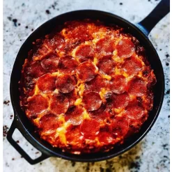 Ooni Gusseisenpfanne -Geschäft Für Campingausrüstung gusseisen bratpfanne servierpfanne ooni zubehoer skillet pan 1000 2 25104