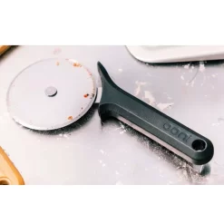 Ooni Profi-Pizzaschneider -Geschäft Für Campingausrüstung profi pizzaroller ooni zubehoer pizzaschneiderad 1000 2 25107