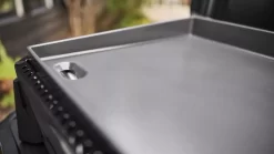 Weber SLATE GP56 Premium Gasgrill - Black | Ausstellungsstück -Geschäft Für Campingausrüstung schwarzer griddle premium gasgrill weber slate gp56 dual zone hitze porzellanemaillierte grillflaeche 1000 8 27741