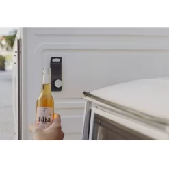 Höfats JOHNNY CATCH Magnet Flaschenöffner, Schwarz -Geschäft Für Campingausrüstung wandflaschenoeffner mit magnet in schwarz black hoefats johnny catch 1000 3 27339